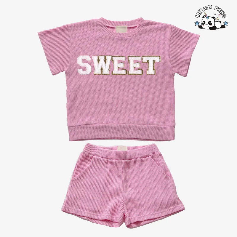 LEZONKIDS - Novo Produto Explosão Letras Personalizadas Conjunto de Roupas de Menina Fofo Conjuntos de Roupas de Meninas para Verão